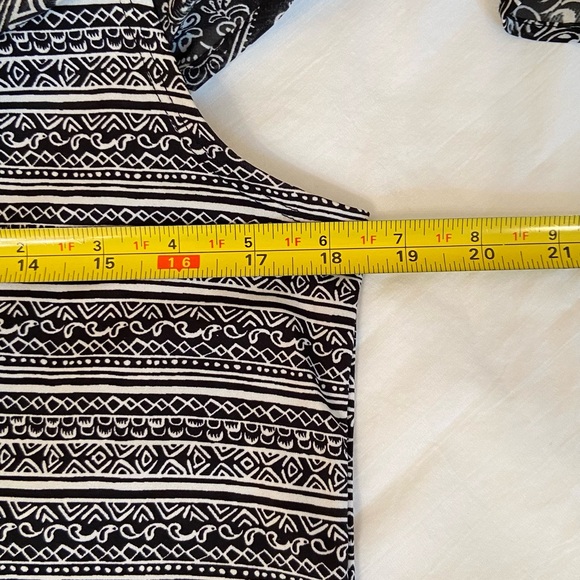 NWT, Kim Rogers, Flowy Sleeveless Black and White Shirt, Size Medium - Picture 16 of 16